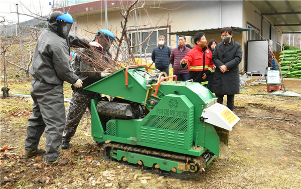 경산시는 산불예방을 위한 산림인접지 영농부산물 파쇄사업 운영 /사진제공=경산시