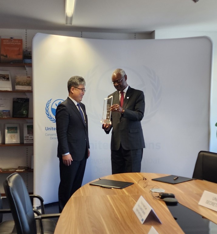 이브라임 띠아우 UNCCD 사무총장이 임상섭 산림청 차장에게 상패를 수여하고 있다. /사진제공=산림청