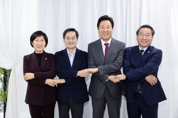 한화진 환경부장관(왼쪽 첫 번째)이 17일 오후 서울 용산구 노들섬에서 오세훈 서울시장, 유정복 인천시장, 김동연 경기도지사와 만나 수도권매립지 관련 논의에 앞서 함께 기념촬영을 하고 있다. /사진=환경부