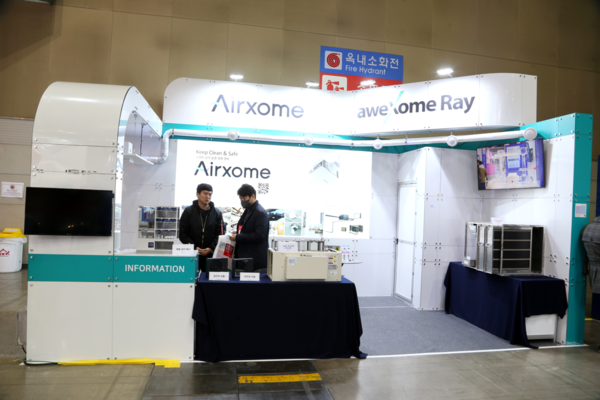 친환경 스마트 공기 살균·정화장치 ‘에어썸’을 전시중인 ‘어썸레이’ 부스