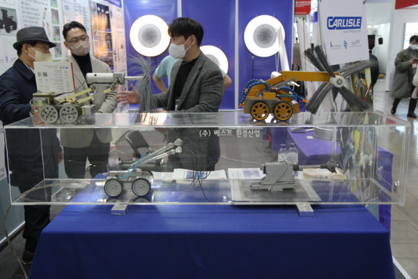 베스트환경산업이 전시한 ’BEBOT 3’ 제품. 용도에 맞게 로봇에 브러쉬, 노즐, 카메라 등을 착용 가능하다.