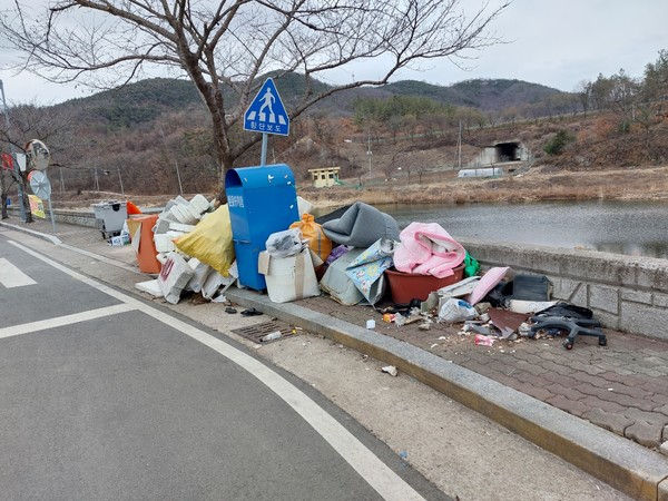 경북 의성군 봉양면 화전리 강변도로 보행로에 버려진 쓰레기들 /사진=김희연 기자