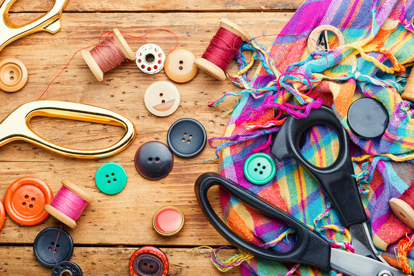 옷을 수선하거나 업사이클하는 것은 한층 더 친환경적으로 패션을 즐기는 방법 중 하나다.