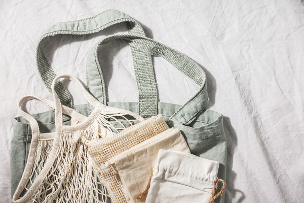 지구를 해치지 않고 자신을 치장하고 싶다면, 사용된 재료의 지속가능성과 추출된 방식을 고려하면 보다 친환경적인 선택을 하는 데 도움이 된다.