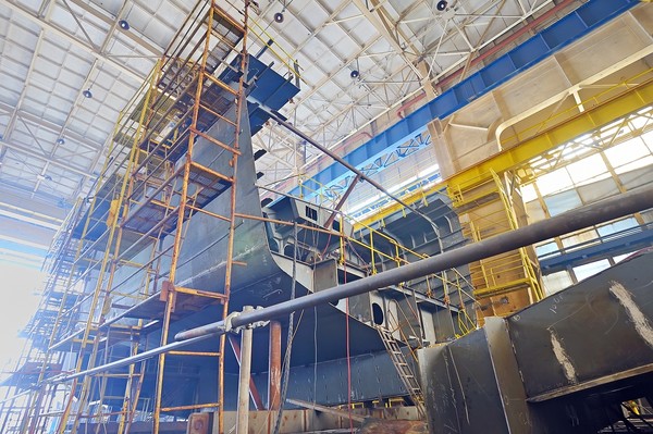 조선업 상생협의회와 같이 원·하청 노사가 협력해 연대임금·공동노사훈련 등 상생방안을 찾을 수 있도록 업종별 특성에 맞는 다양한 원·하청 상생모델을 개발하고 확산 방안을 논의하기로 했다.