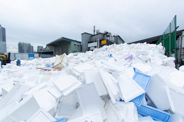 폐스티로폼은 플라스틱 및 비닐류와 구분해 별도의 전용 수거함에 배출해야 한다.