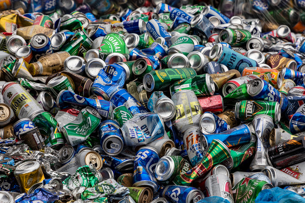 에어로졸, 부탄가스 통, 살충제 등은 통풍이 잘 되는 장소에서 캔 몸통에 구멍을 뚫은 후 배출해야 한다.