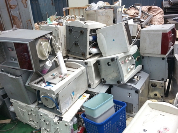 폐가구, 정기장판, 전자악기 등은 주민센터에 대형폐기물 신고 후 수수료를 납부하고 배출한다.