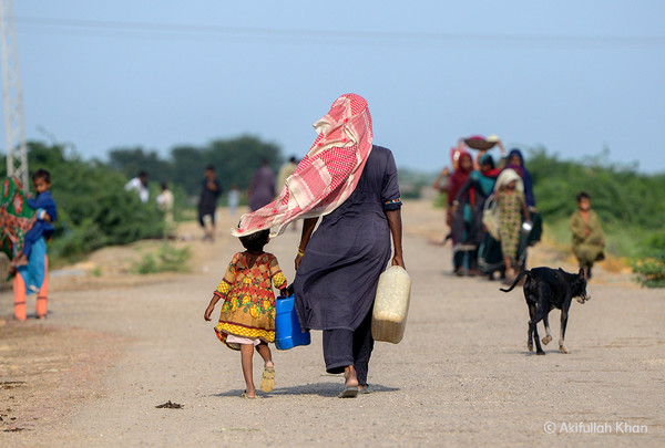 깨끗한 물을 찾아 나서는 신드주 아동과 가족 /사진제공=세이브더칠드런