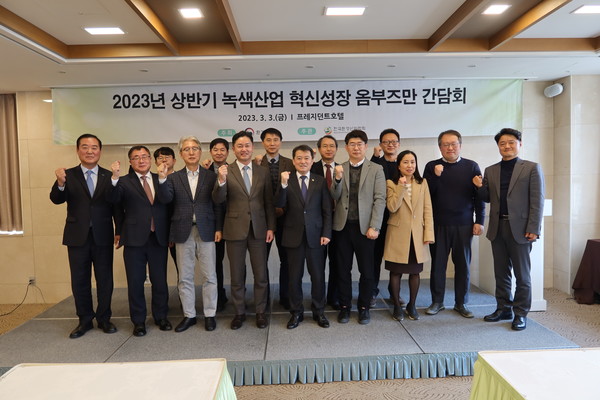 유제철 환경부차관이 녹색산업 옴부즈만 간담회 참석자들과 함께 상호 협력을 다짐하며 기념촬영을 하고 있다. /사진제공=환경부