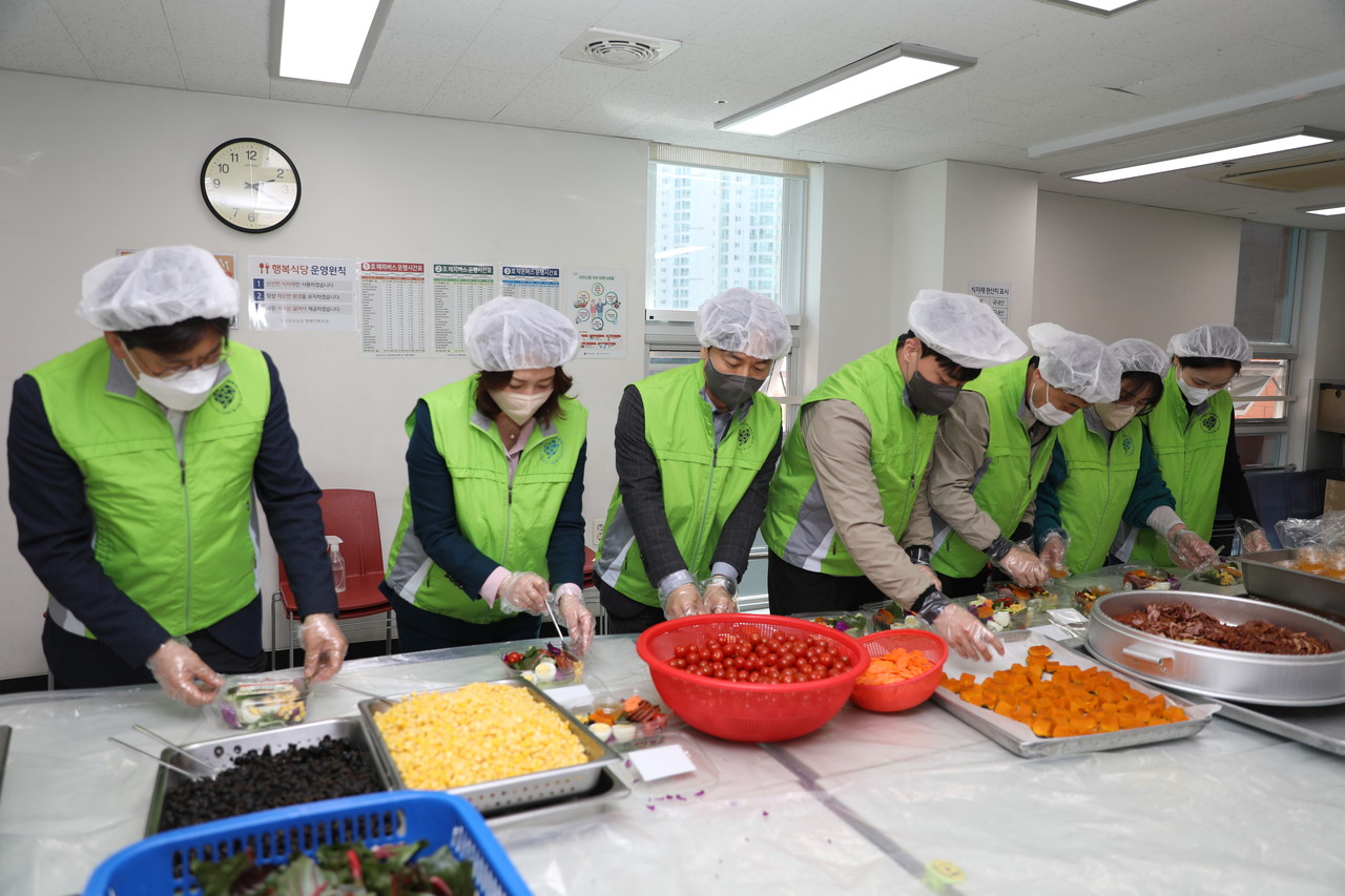 취약계층 어르신 위한 샐러드 만드는 부산시설공단 직원 /사진제공=부산시설공단