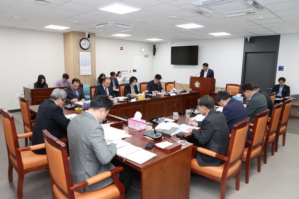 해남군의회 4차 간담회 업무보고에서 신대웅 군 관광실장이 발표하고 있다.   /사진제공-해남군