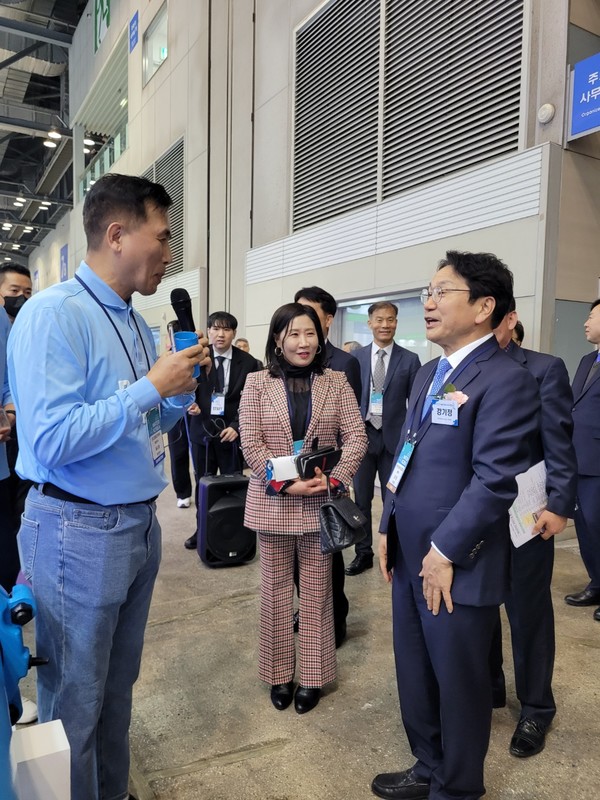 문복희 워터코리아 홍보이사(가운데)와 강기정 광주 시장이자 한국상하수도협회 협회장(오른쪽)이 워터코리아 참가업체의 제품설명을 듣고 있다. /사진=박준영 기자