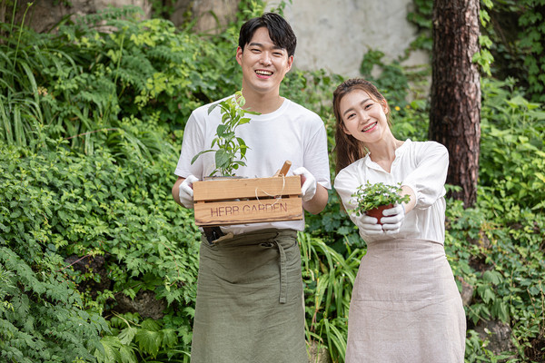 정원과 텃밭은 바쁜 세상의 안식처이자 먹거리와 꽃의 원천이며, 자연과 다시 연결되는 곳이다. 반면 그곳은 자원을 고갈시키고 토양에 부담을 주는 장소기도 하다.