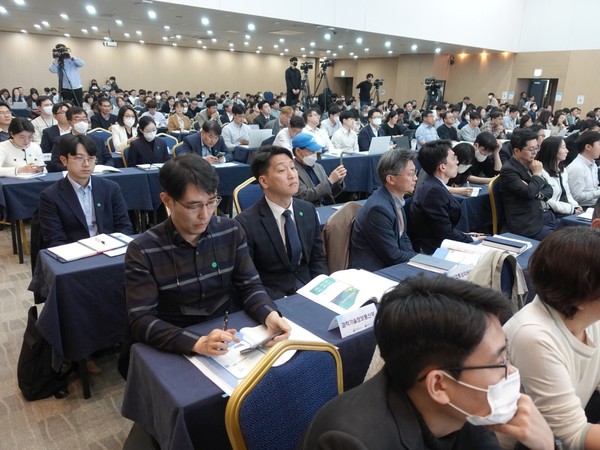 이날 공청회는 산업, 시민, 언론 등 온오프라인 통틀어 약 2500여명의 사람들이 참석해 많은 관심을 보였다. /사진=김인성 기자