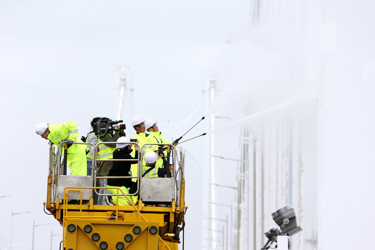 고압세척기로 광안대교 주탑 물청소하는 부산시설공단 직원 /사진=권영길 기자