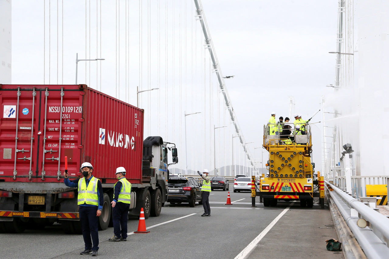 작업구간 교통통제하는 부산시설공단 직원 /사진=권영길 기자