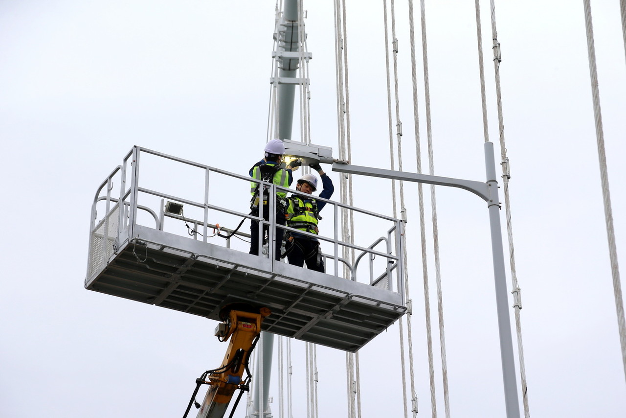 광안대교 가로등 청소 및 보수정비하는 부산시설공단 직원 /사진=권영길 기자