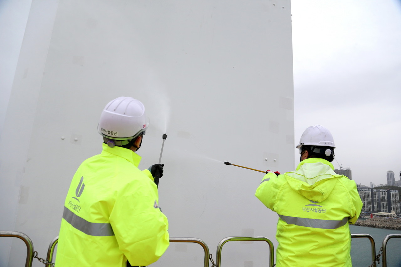 주탑 물청소하는 부산시설공단 직원 /사진=권영길 기자