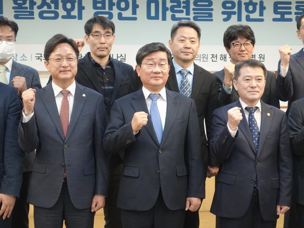 전해철 환경노동위원장(가운데)과 유제철 환경부 차관(오른쪽)이 녹색채권 활성화 방안 토론회에서 기념 촬영을 하며 포즈를 잡고 있다. /사진=김인성 기자