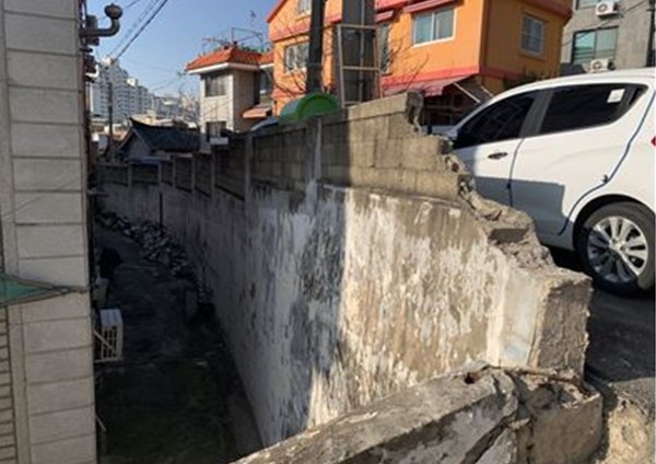 소규모 노후 건축물 위험 담장 모습./사진제공=영등포구