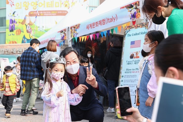 김성제 시장이 제2회 영어테마축제에 참석하여 어린이와 기념촬영을 하고 있다.