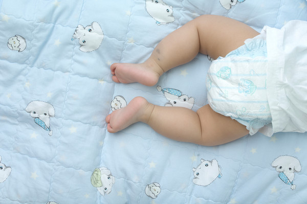 일회용 기저귀는 매립지에 쌓이지만, 대신 천 기저귀에는 에너지와 물이 든다. 그러나 책임감 있게 빨고 말린다면, 전반적으로는 천 기저귀가 영향을 덜 미칠 수 있다.