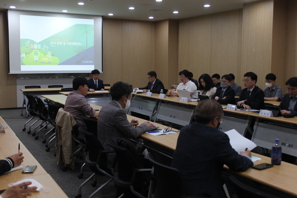 3일 서울 강남구 한국과학기술회관에서 ‘탄소중립 녹색성장 국가기본계획’수립에 대한 중소·중견기업 및 노동계의 의견을 듣는 간담회가 환경부와 대통령 직속 2050 탄소중립녹색성장위원호 주최로 개최됐다. 