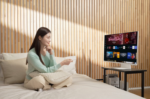 삼성전자 모델이 2023년형 스마트 모니터 M8을 소개하고 있는 모습./사진제공=삼성전자