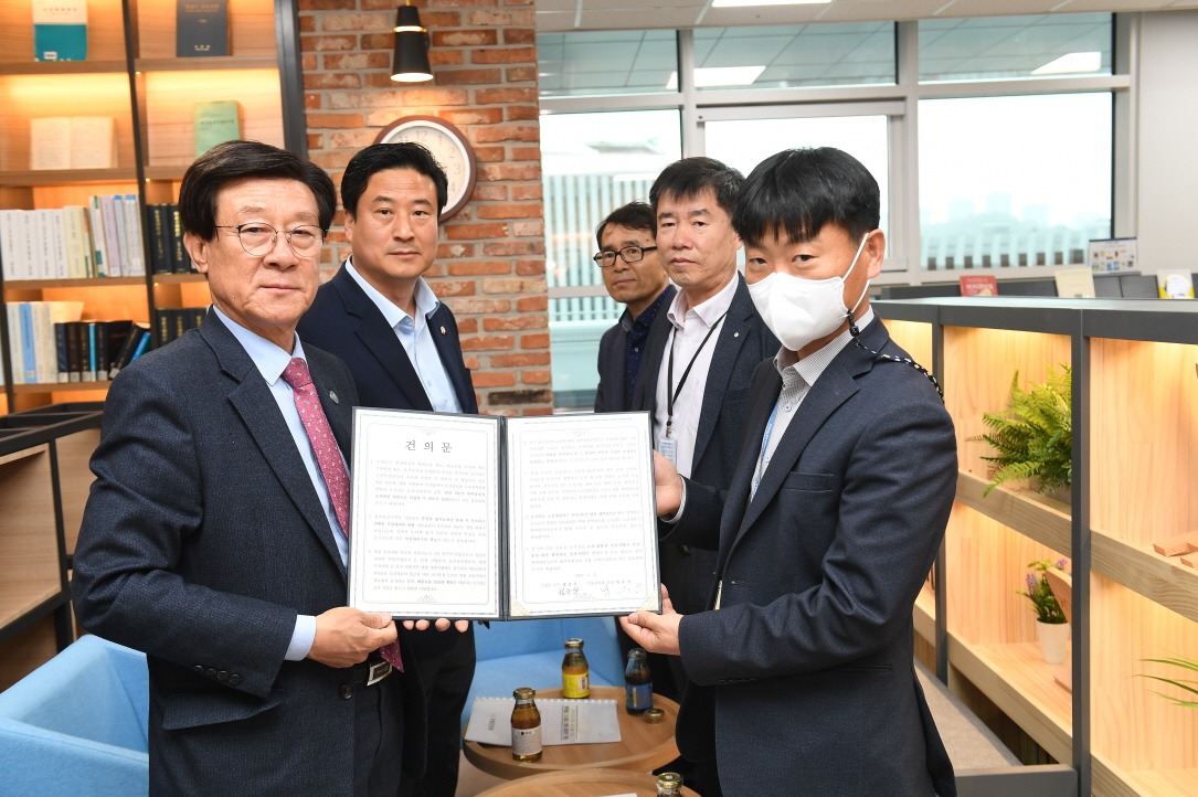 도시철도 정관선 사업 조속 추진 건의문 전달하는 정종복 기장군수 /사진제공=기장군