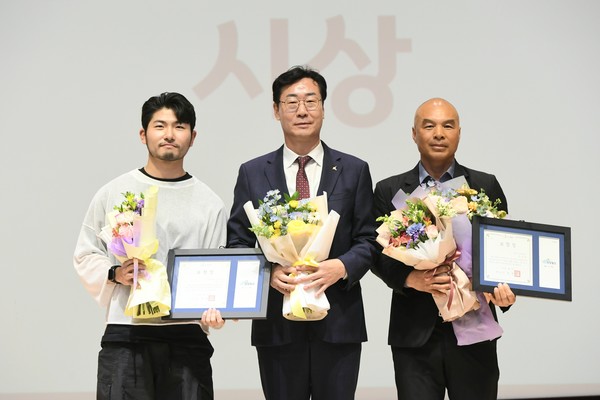 모범시민상을 수상한 한상현 화성시 자율방재단 고문과 김지완 현대자동차 남양연구소 연구원 /사진제공=화성시 