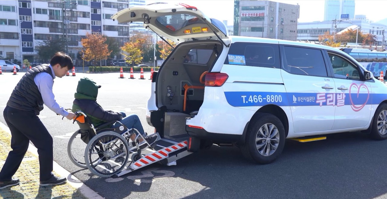 휠체어 교통약자를 차량에 탑승시키는 두리발 복지매니저 /사진제공=부산시설공단