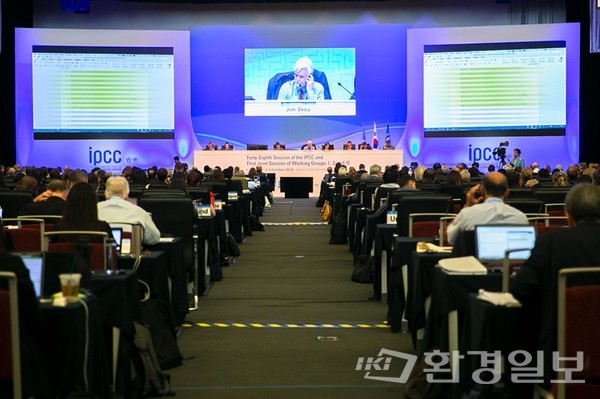이번 IPCC AR6 종합보고서가 지난달 19일 195개 회원국의 만장일치로 승인됐다. 해당 보고서에는 1.5℃ 지구온난화 억제라는 공동의 목표를 달성하기엔 아직 부족한 상황이라는 내용이 담였다. /사진출처=IPCC