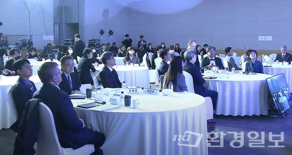 기상청, 대통령직속 2050 탄소중립녹색성장위원회, 국회기후변화포럼이 12일 여의도 전경련회관 콘퍼런스센터 3F 다이아몬드홀에서 개최한 IPCC AR6 종합보고서 승인 포럼에는 기상청장, 환경부장관 등 여러 부처와 IPCC 이회성 의장 등이 참여해 기후위기 완화에 대한 여러 대안점을 내놨다. /사진=온라인 캡처