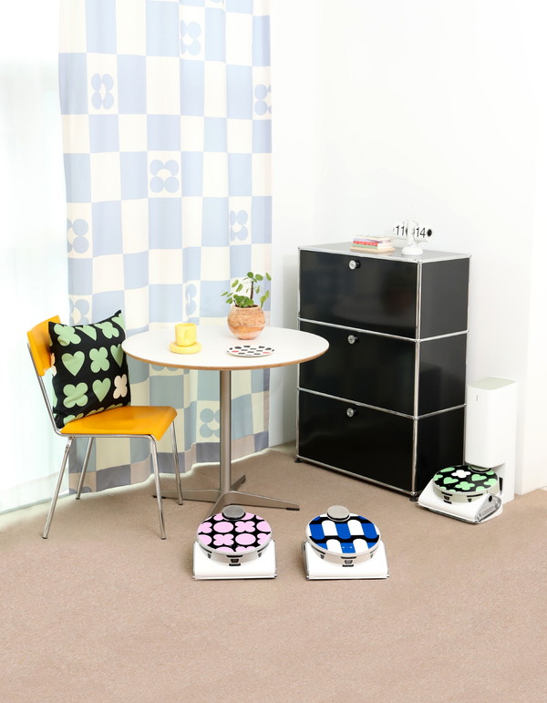 삼성전자 모델이 패턴 디자인 브랜드 '드롭드롭드롭'의 인기 패턴에 시각적 접근성을 높인 '비스포크 제트 봇 AI' 스페셜 에디션을 소개하고 있는 모습./사진제공=삼성전자