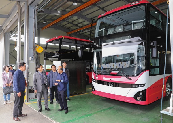 20일 오후석 행정2부지사가 화성시 향남읍에 위치한 2층 전기버스 제작업체에서 제작 중인 2층 전기버스들을 살펴보고 있다 /사진제공=경기도