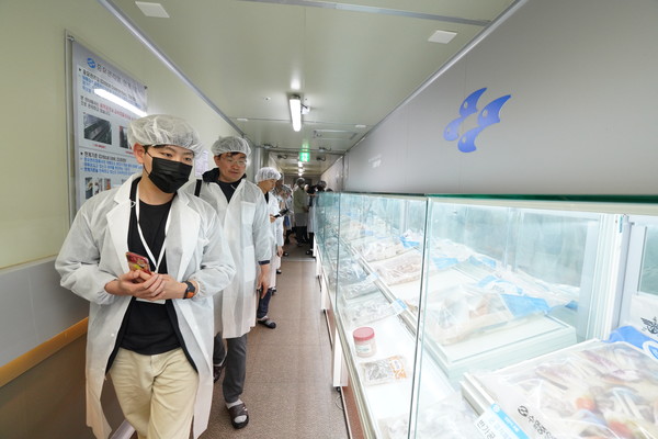 수산물 가공현장 견학 /사진제공=해양수산부