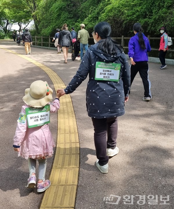 퍼포먼스를 바라보는 시민들은 모두 가슴과 등에 기후행동 실천을 다짐하는 메시지를 달았다. /사진=박선영 기자