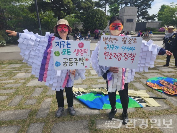 백로로 분장한 회원들이 기후위기로 입은 피해를 전하고 있다. /사진=박선영 기자