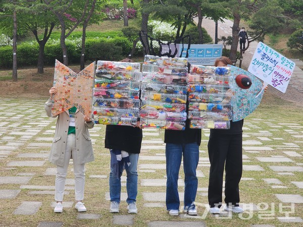 미세플라스틱을 먹은 물고기 퍼포먼스를 펼치는 단체 회원들 /사진=박선영 기자