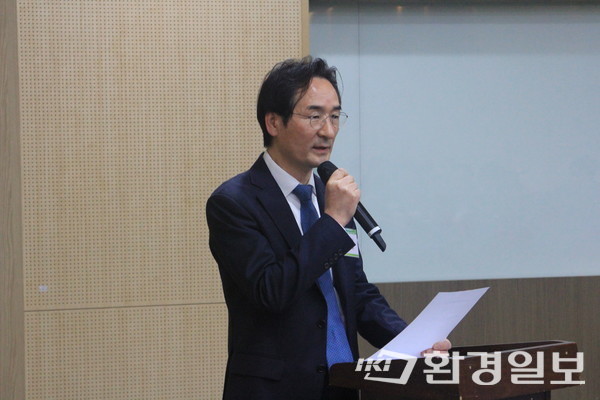 송두삼 교수가 한국탄소중립건축협회 설립 경위와 취지에 관해 자세히 설명하고 있다. /사진=박준영 기자