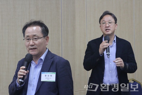 황정화 경북대 건축학 교수(왼쪽)는 탄소중립에 대해 사람들끼리 모여 의견을 나눌것을 제시하고 이정재 동아대 건축공학과 교수는 그린리모델링 전반에 대한 체계와 기업을 돕는 프로세스 구축이 필요하다고 조언했다. /사진=박준영 기자