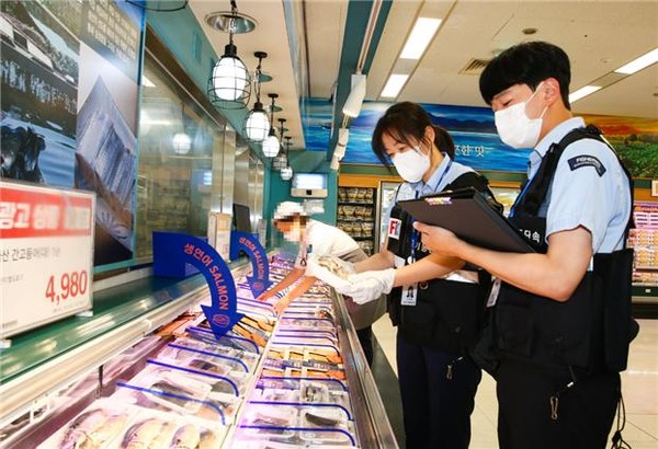 해양수산부와 해양경찰가 수입수산물 원산지표시 특별점검을 하고 있다. /사진제공=해양수산부