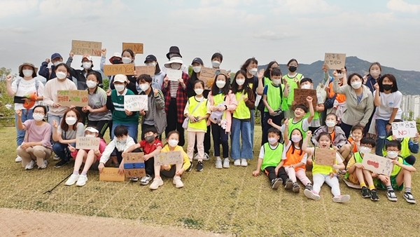 실천 학습인 줍깅을 마친 후 참가자들이 기념촬영을 하고 있다. /사진제공=동대문구