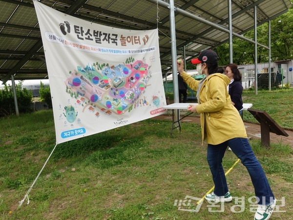 탄소발자국 놀이터를 체험하고 있는 한 시민은 "생각보다 내가 배출하는 탄소량이 많아 놀랐다"고 전했다. /사진=김인성 기자