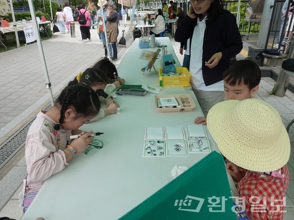 자연의 산물인 태양빛의 원리를 가지고 그림을 그리고 있는 아이들이 즐거워 하고 있다. /사진=김인성 기자