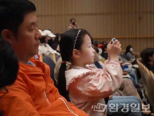 노원구에 사는 한 아이가 강연을 들으며 사진 촬영에 열중하고 있다. /사진=김인성 기자