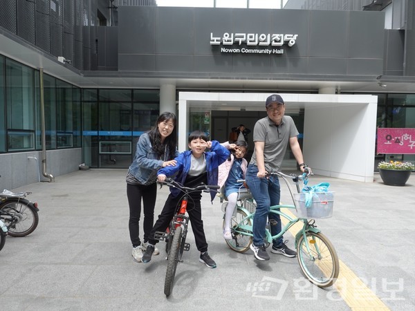 저탄소 실천을 위해 자전거를 타고 나온 노원구의 한 가족의 모습 /사진=김인성 기자