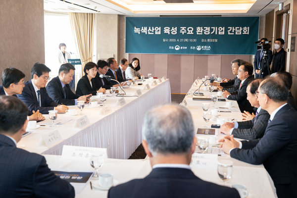한화진 환경부장관이환경산업협회 주요 회원사와 간담회를 주재하고, 환경기업 관계자들과 함께 국내 녹색산업의 경쟁력 강화를 위한 방안에 대해 의견을 나누고 있다. /사진=환경부