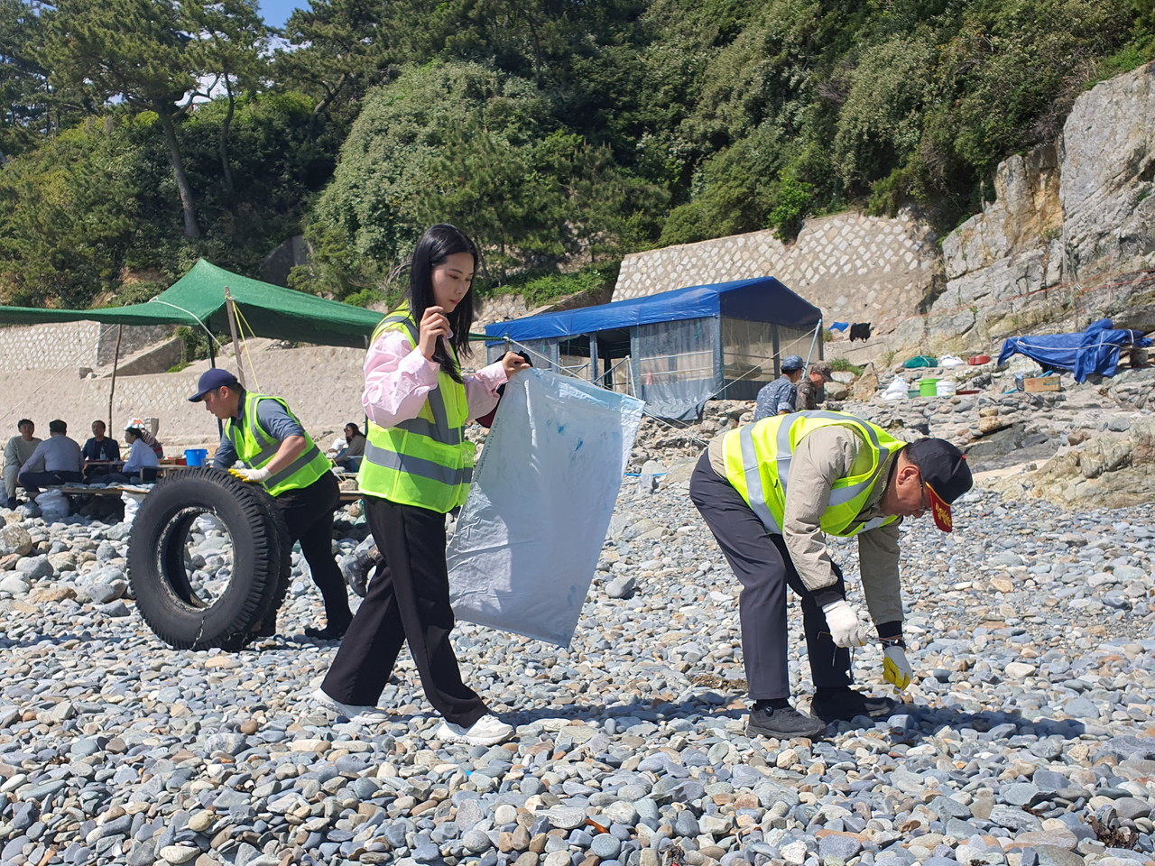 민‧관‧군 합동 해양쓰레기 정화활동 /사진제공=부산시설공단